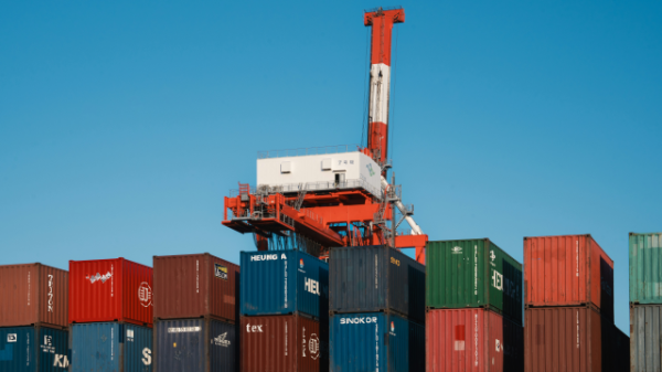 乐盈配资 全球经济增速再被下调，特朗普关税战下民众焦虑加剧、市场开始“脱敏”